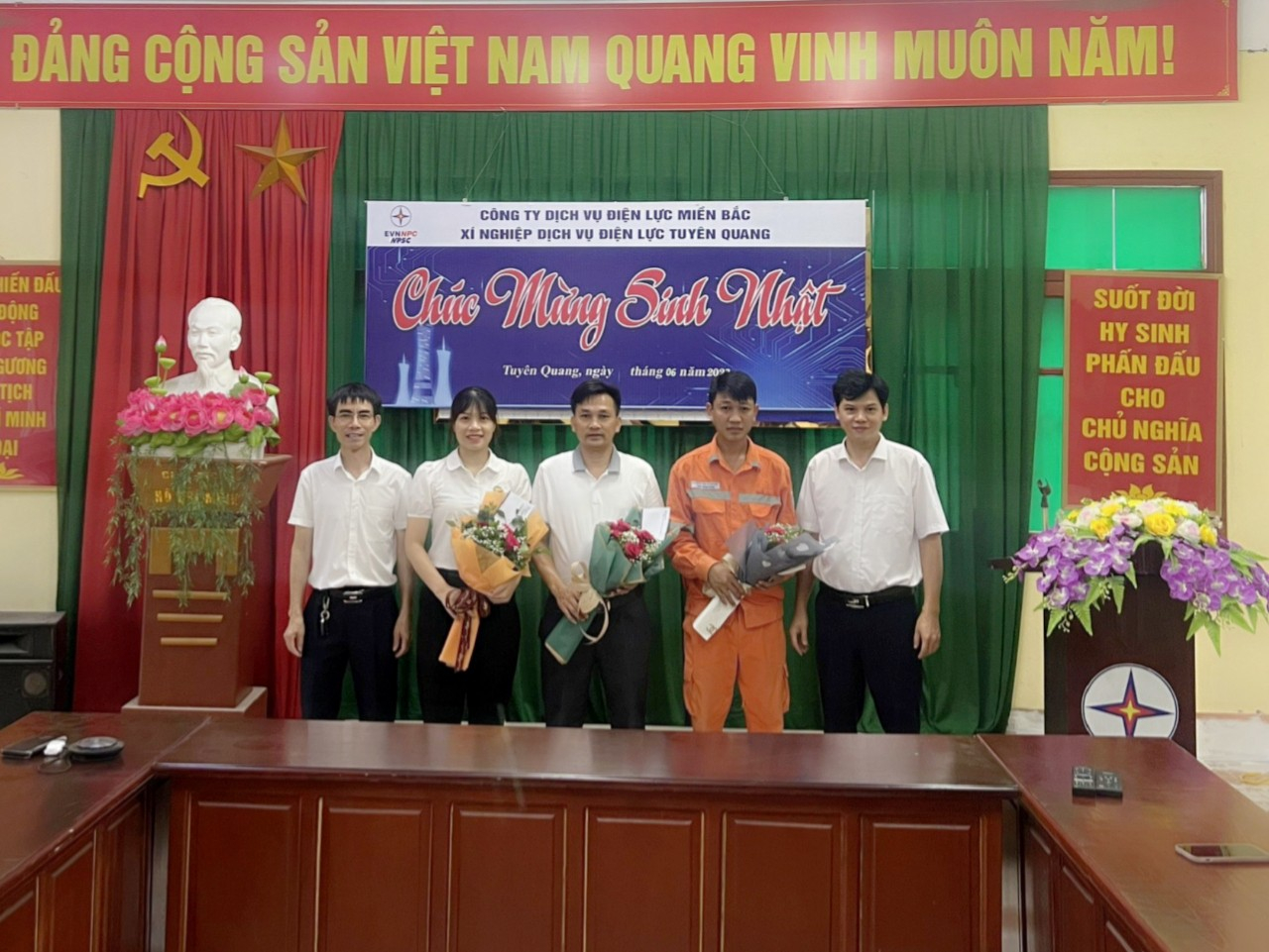 Xí nghiệp Dịch vụ Điện lực Tuyên Quang tổ chức tặng hoa, tặng quà cho CBCNV có ngày Sinh nhật trong tháng